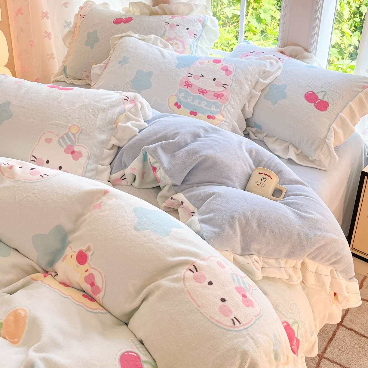 91家纺网 家纺一手货源 找家纺 慕澄家居 2025新款花边款牛奶绒印花四件套 花边款-蛋糕猫咪