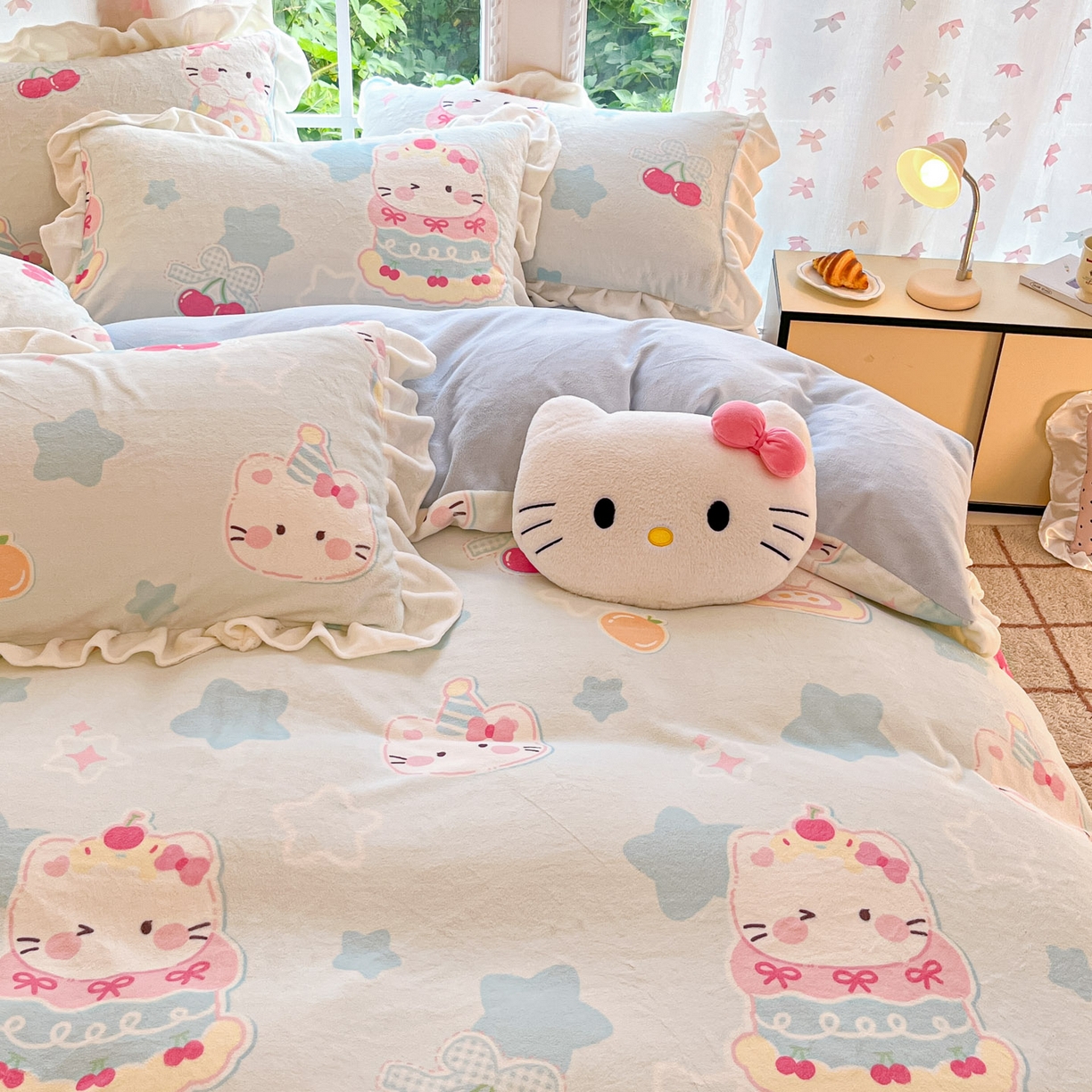 91家纺网 家纺一手货源 找家纺 慕澄家居 2025新款花边款牛奶绒印花四件套 花边款-蛋糕猫咪