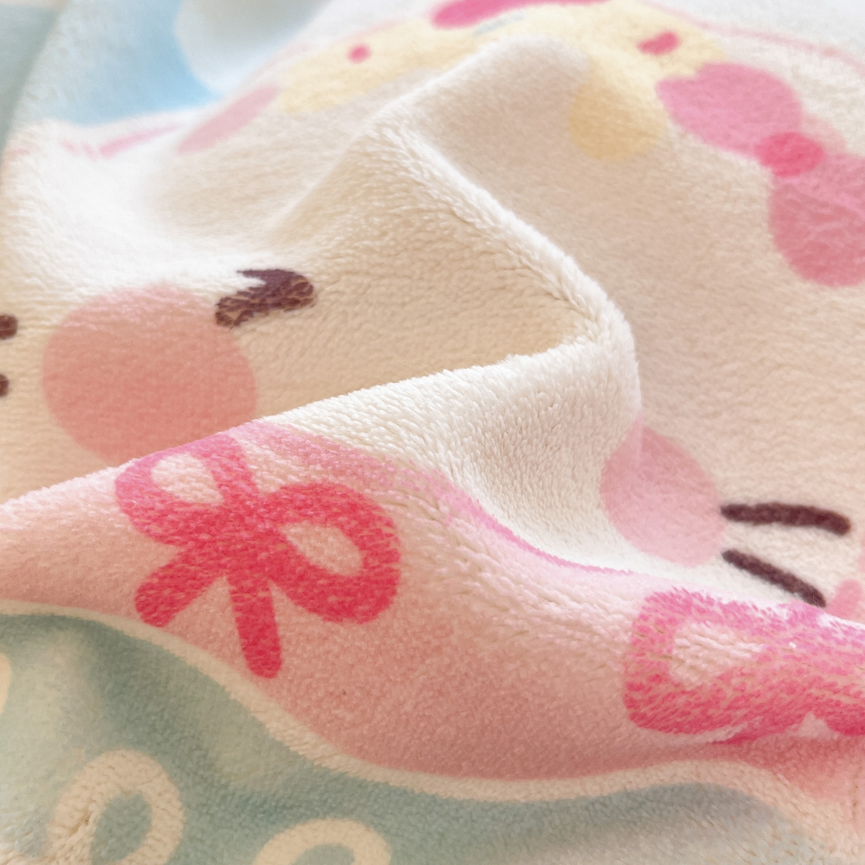 91家纺网 家纺一手货源 找家纺 慕澄家居 2025新款花边款牛奶绒印花四件套 花边款-蛋糕猫咪