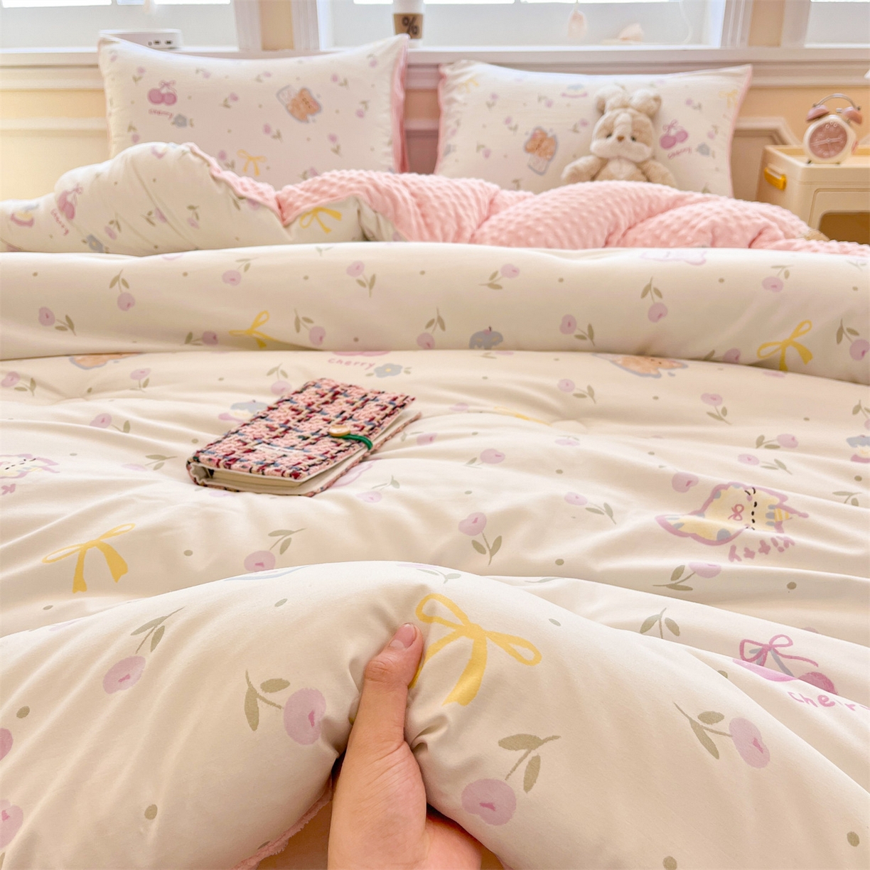 91家纺网 家纺一手货源 找家纺 盛秋家纺 2025新款A类水洗棉水晶绒豆豆被被子被芯 花满天+蝴蝶粉