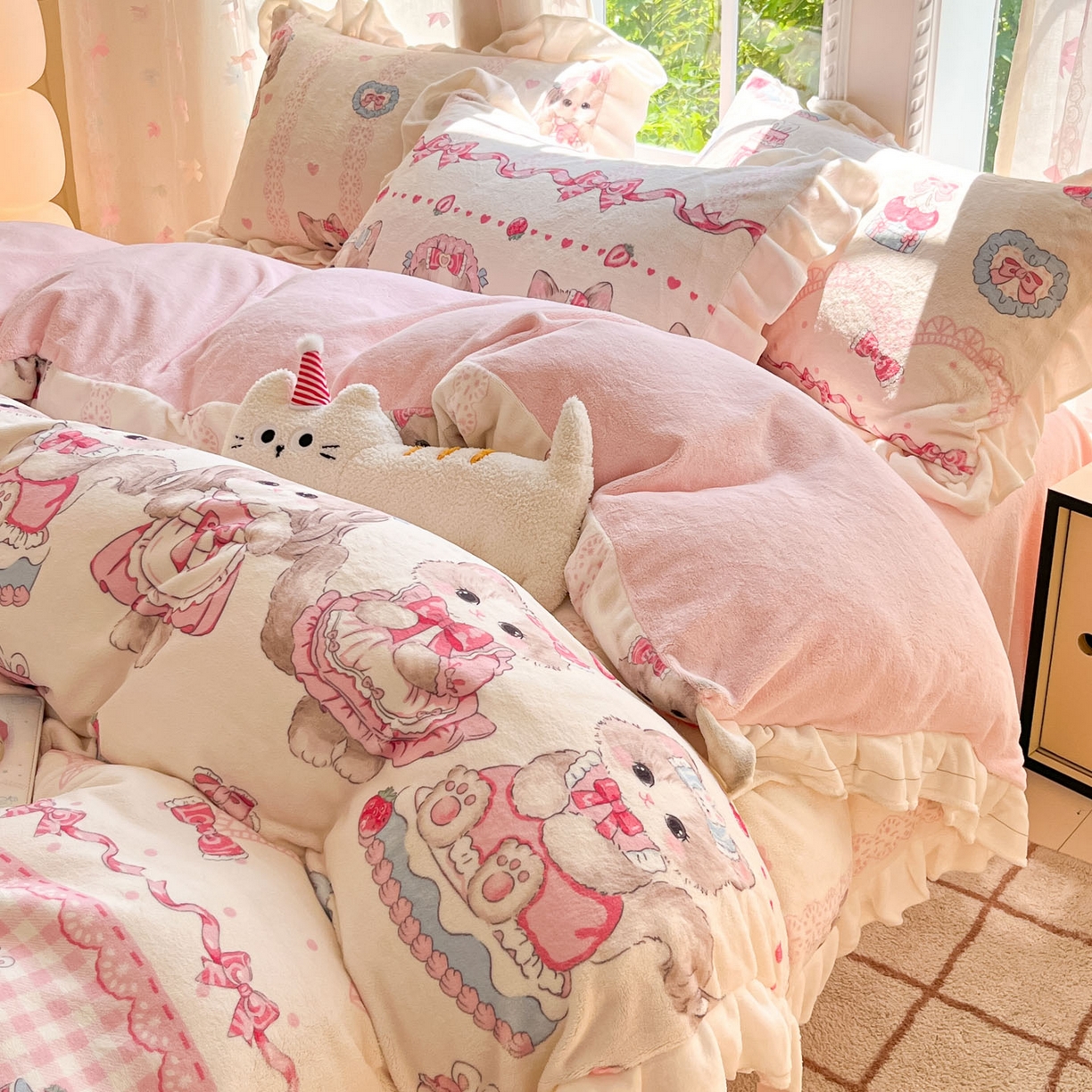 91家纺网 家纺一手货源 找家纺 慕澄家居 2025新款花边款牛奶绒印花四件套 花边款-粉色喵喵