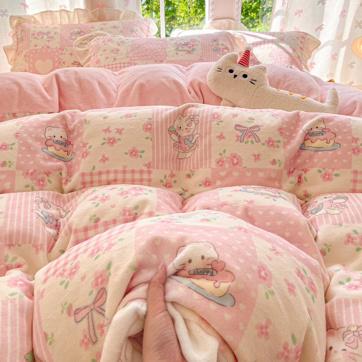 91家纺网 家纺一手货源 找家纺 慕澄家居 2025新款花边款牛奶绒印花四件套 花边款-格子小猫