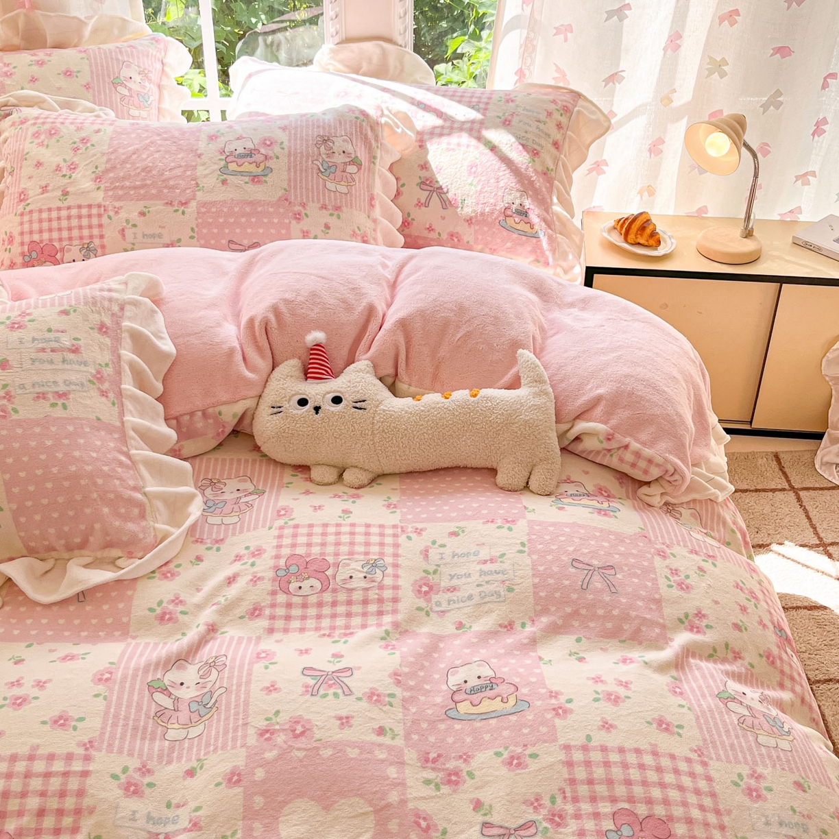 91家纺网 家纺一手货源 找家纺 慕澄家居 2025新款花边款牛奶绒印花四件套 花边款-格子小猫