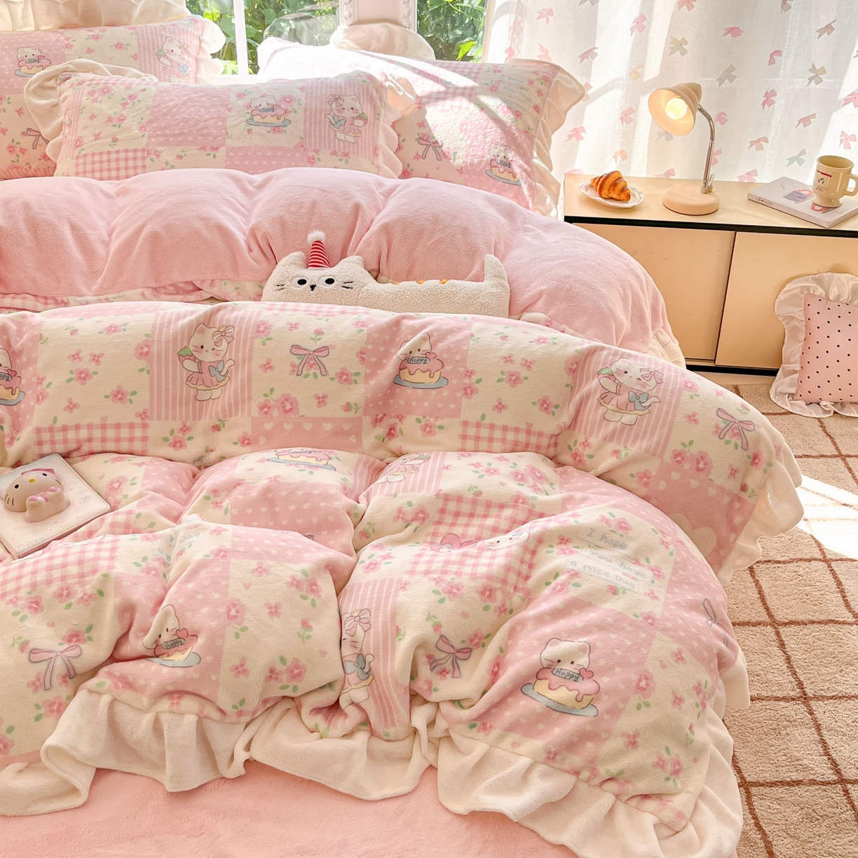 91家纺网 家纺一手货源 找家纺 慕澄家居 2025新款花边款牛奶绒印花四件套 花边款-格子小猫