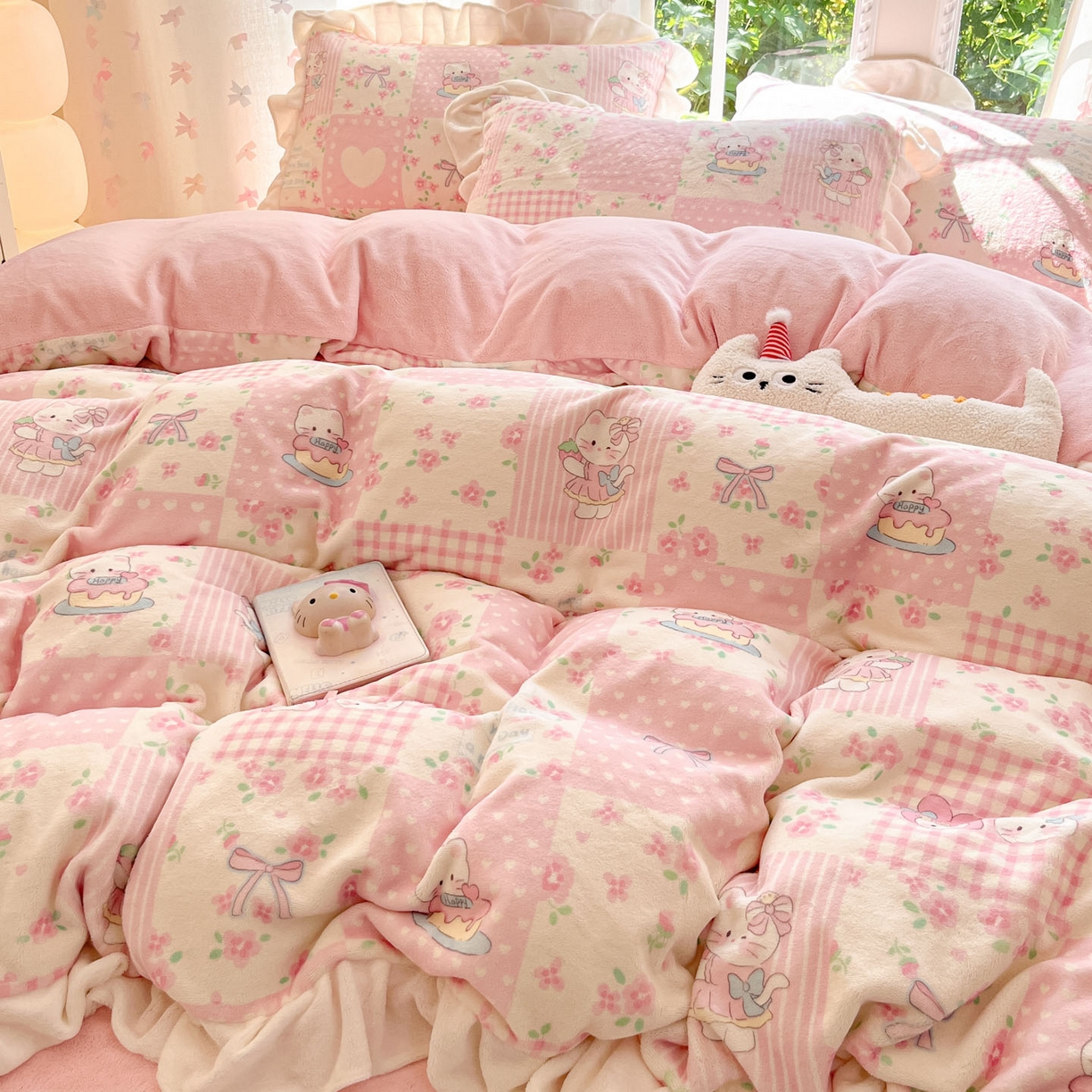 91家纺网 家纺一手货源 找家纺 慕澄家居 2025新款花边款牛奶绒印花四件套 花边款-格子小猫