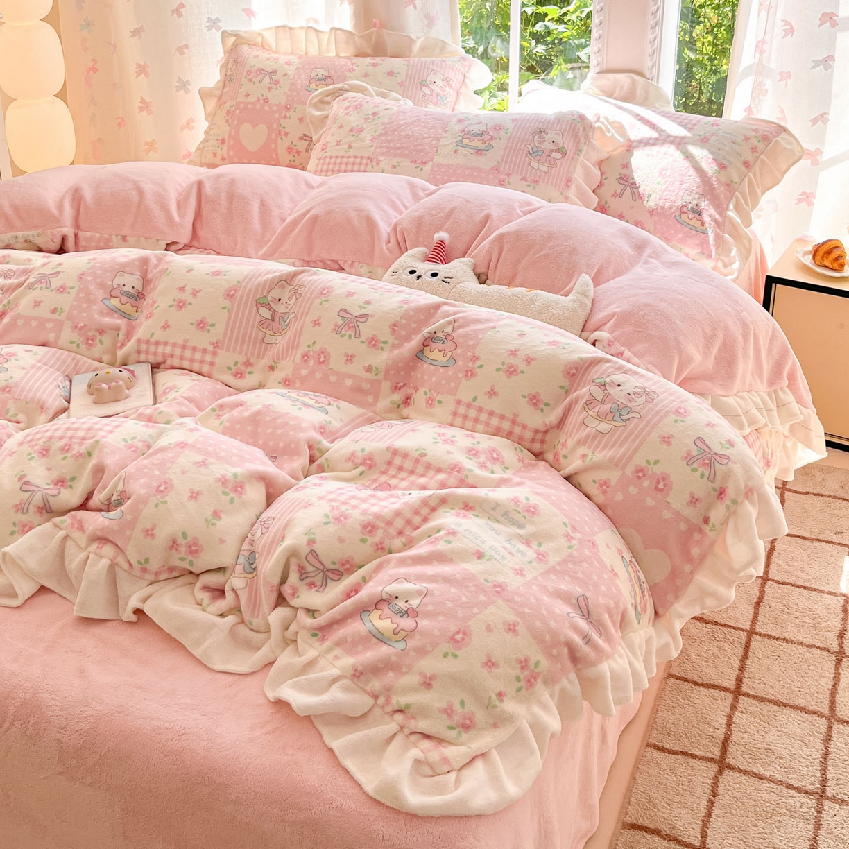 91家纺网 家纺一手货源 找家纺 慕澄家居 2025新款花边款牛奶绒印花四件套 花边款-格子小猫