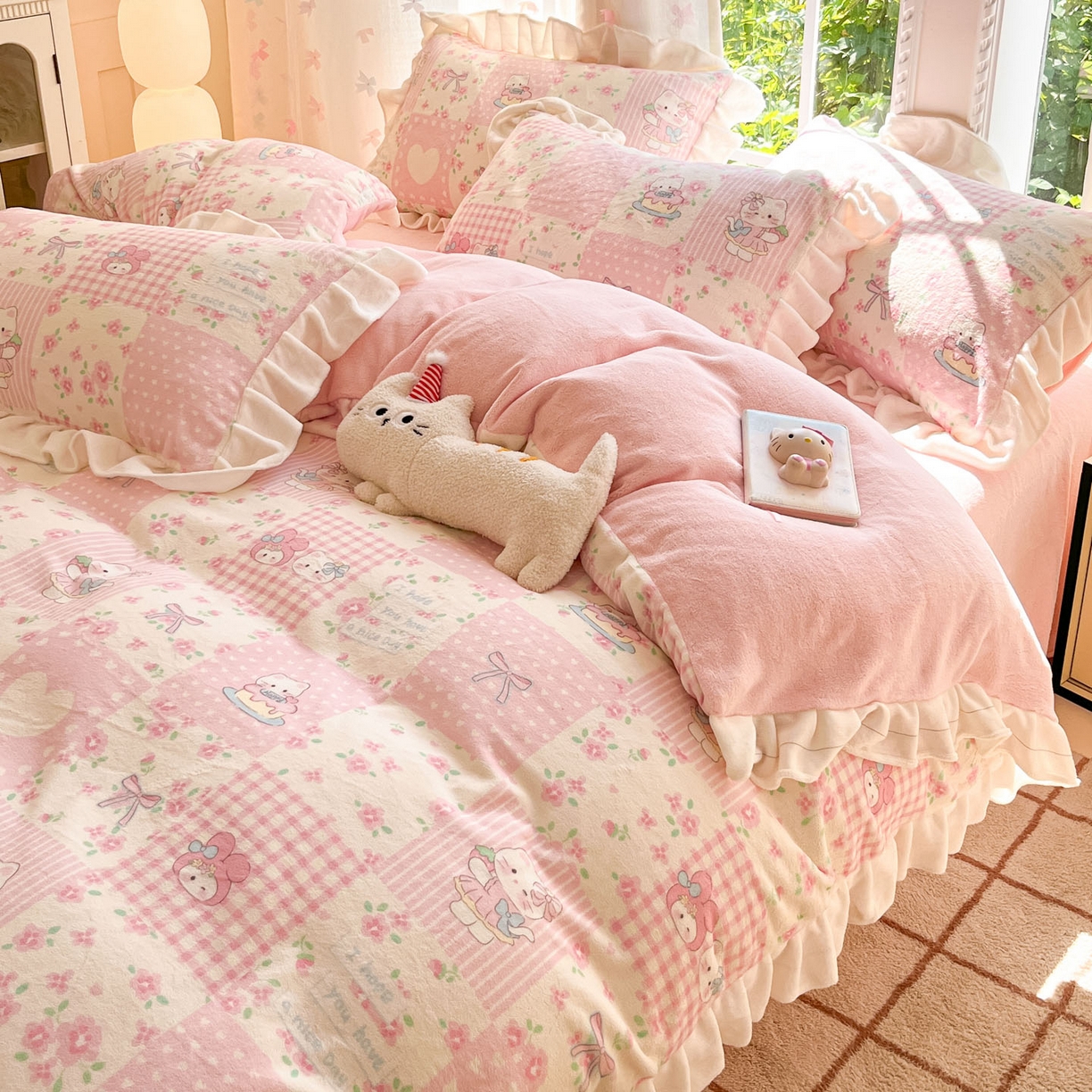 91家纺网 家纺一手货源 找家纺 慕澄家居 2025新款花边款牛奶绒印花四件套 花边款-格子小猫