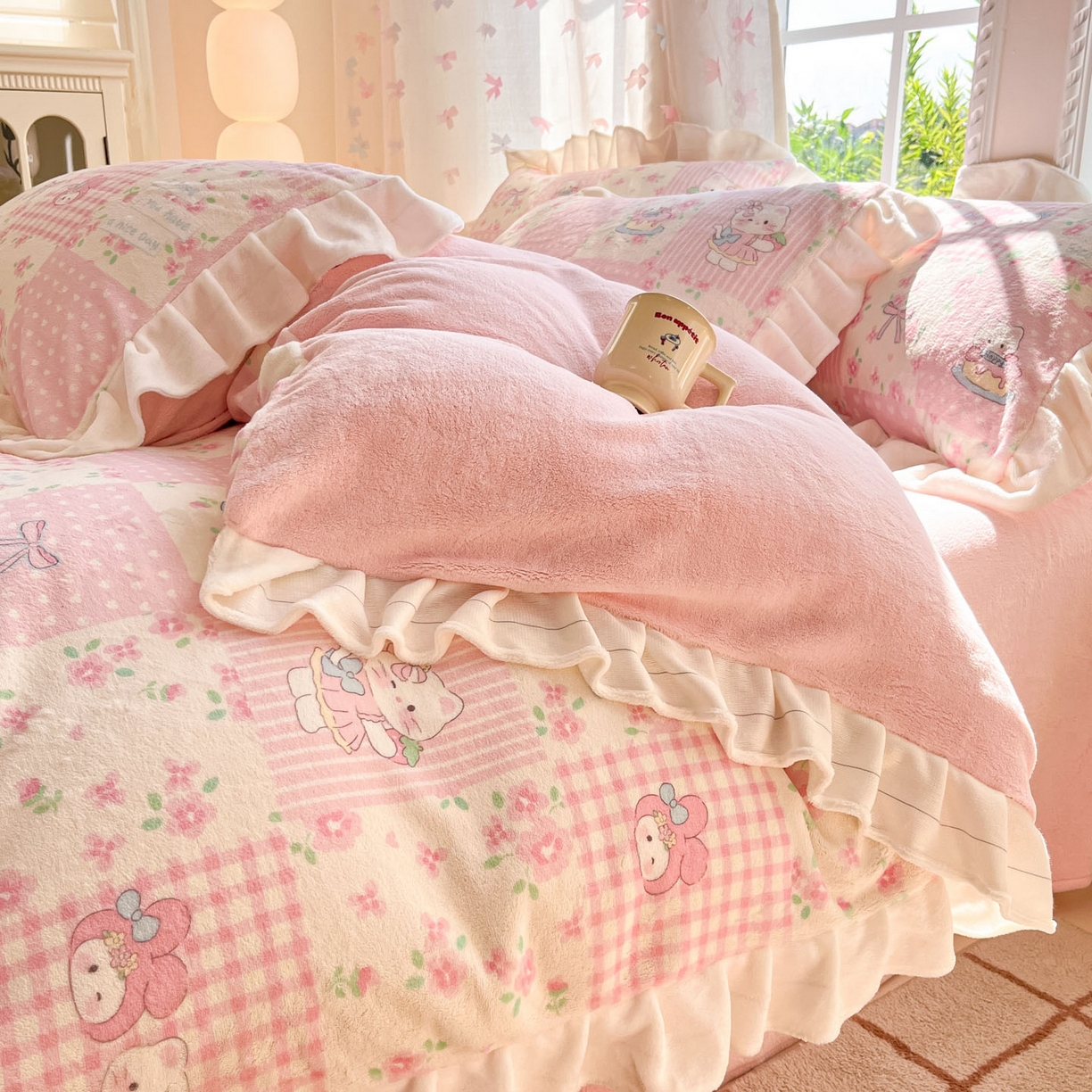 91家纺网 家纺一手货源 找家纺 慕澄家居 2025新款花边款牛奶绒印花四件套 花边款-格子小猫