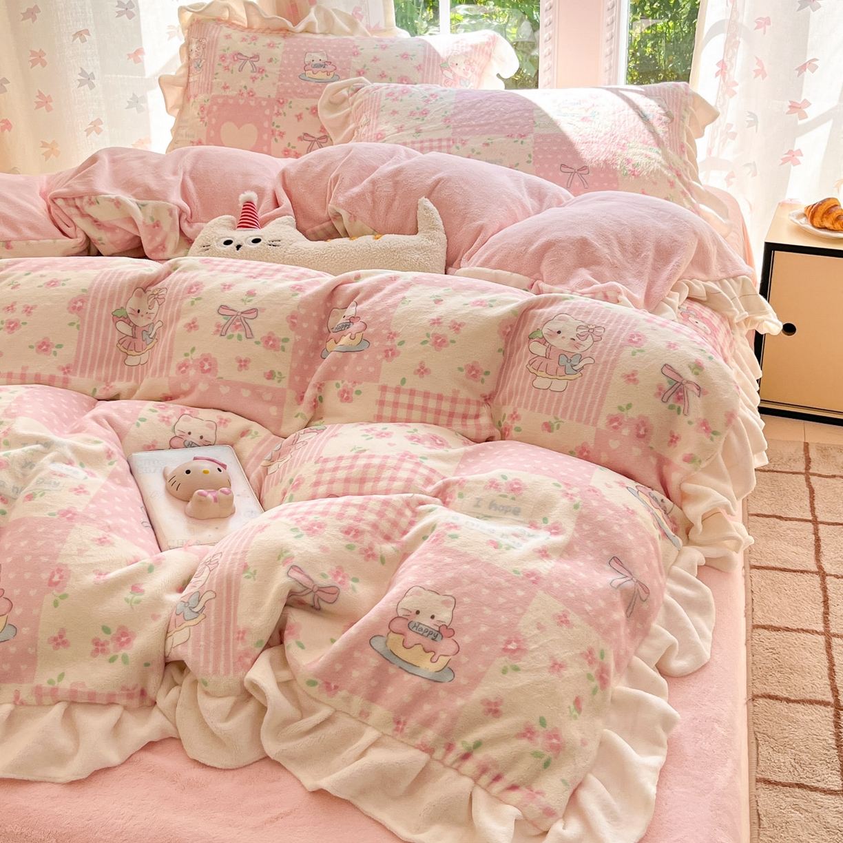 91家纺网 家纺一手货源 找家纺 慕澄家居 2025新款花边款牛奶绒印花四件套 花边款-格子小猫