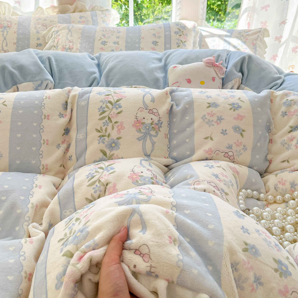 91家纺网 家纺一手货源 找家纺 慕澄家居 2025新款花边款牛奶绒印花四件套 花边款-蓝条凯蒂