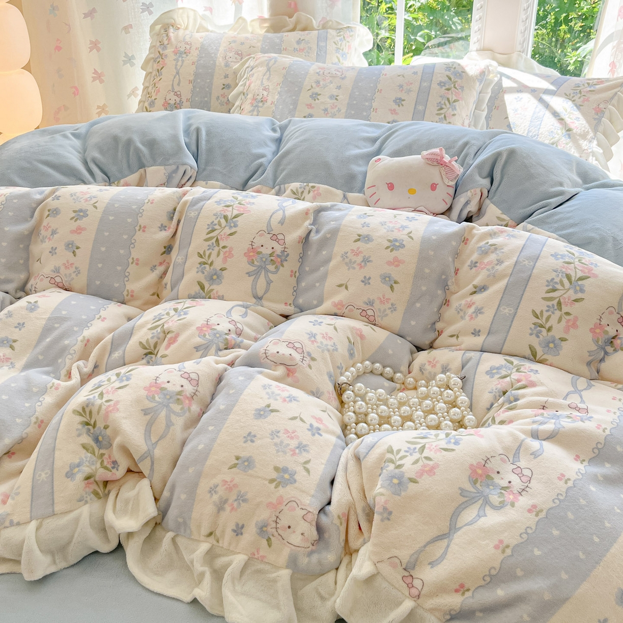 91家纺网 家纺一手货源 找家纺 慕澄家居 2025新款花边款牛奶绒印花四件套 花边款-蓝条凯蒂