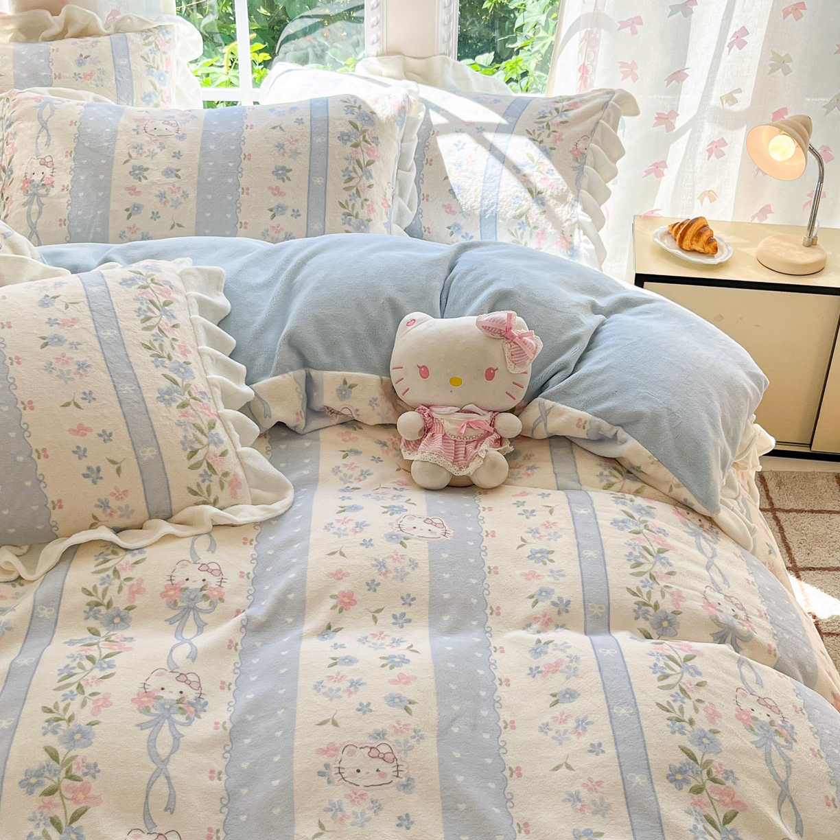 91家纺网 家纺一手货源 找家纺 慕澄家居 2025新款花边款牛奶绒印花四件套 花边款-蓝条凯蒂