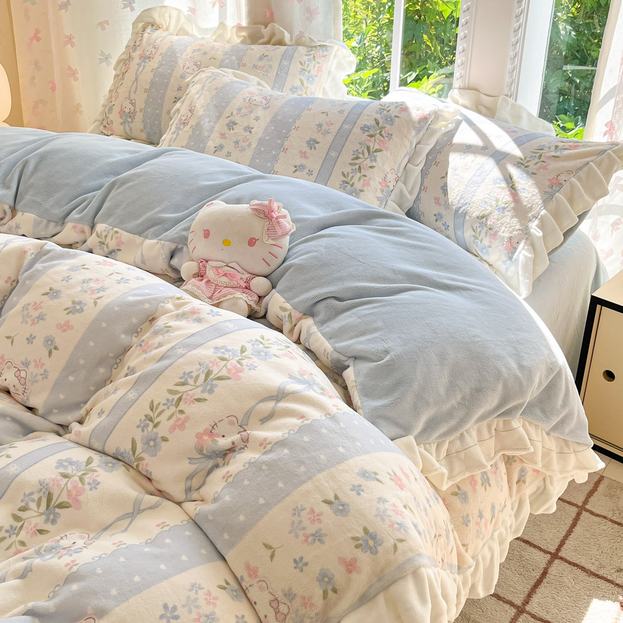 91家纺网 家纺一手货源 找家纺 慕澄家居 2025新款花边款牛奶绒印花四件套 花边款-蓝条凯蒂