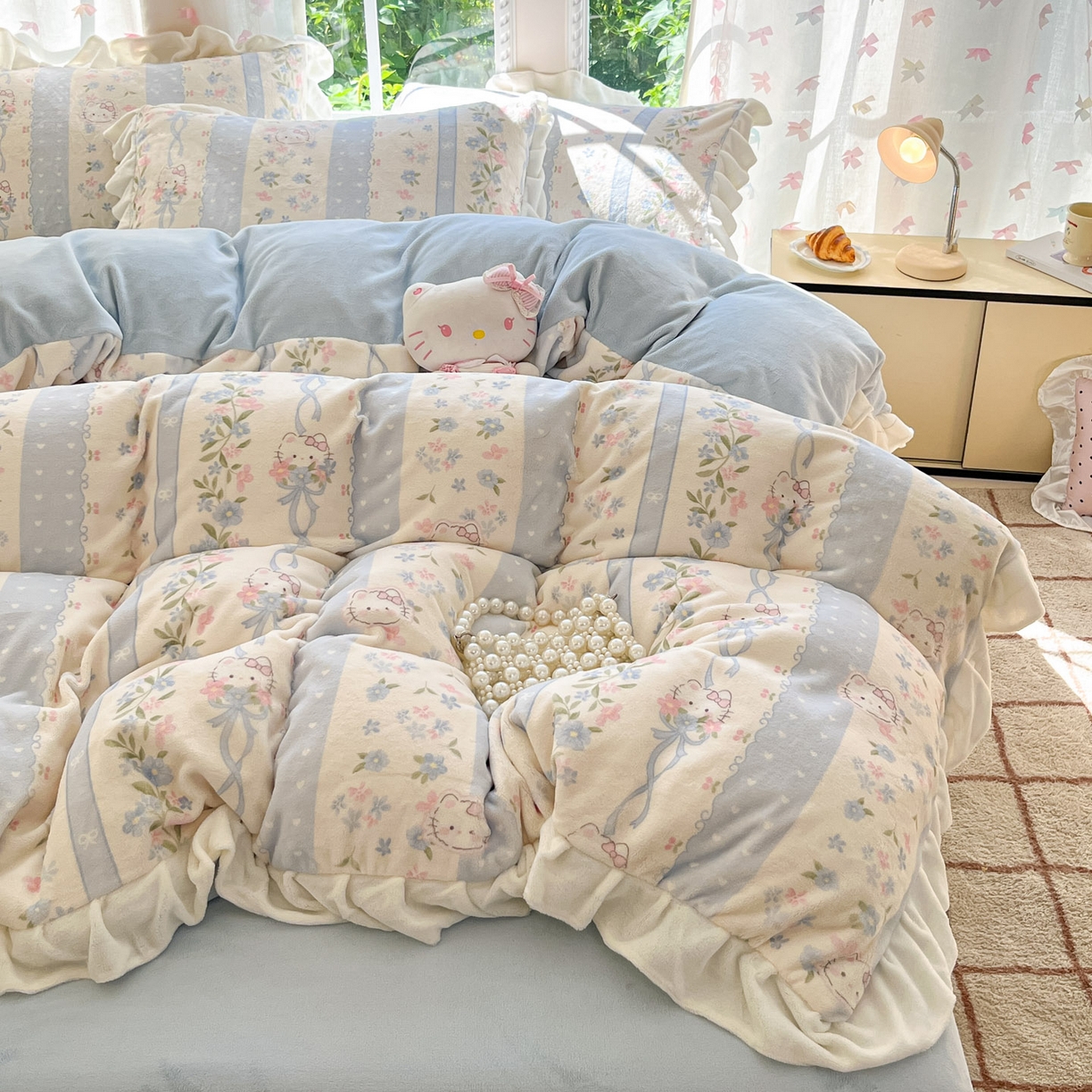 91家纺网 家纺一手货源 找家纺 慕澄家居 2025新款花边款牛奶绒印花四件套 花边款-蓝条凯蒂