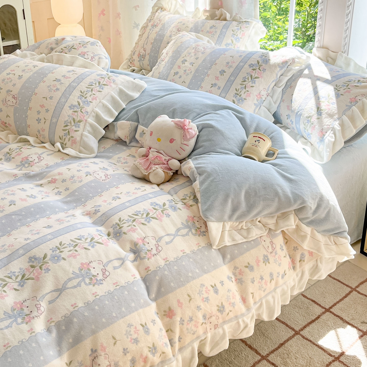 91家纺网 家纺一手货源 找家纺 慕澄家居 2025新款花边款牛奶绒印花四件套 花边款-蓝条凯蒂