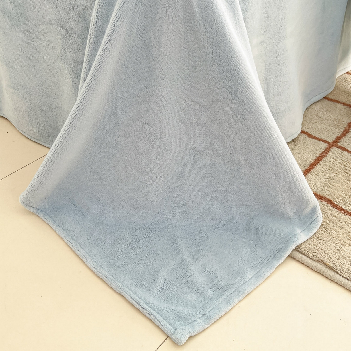 91家纺网 家纺一手货源 找家纺 慕澄家居 2025新款花边款牛奶绒印花四件套 花边款-蓝条凯蒂