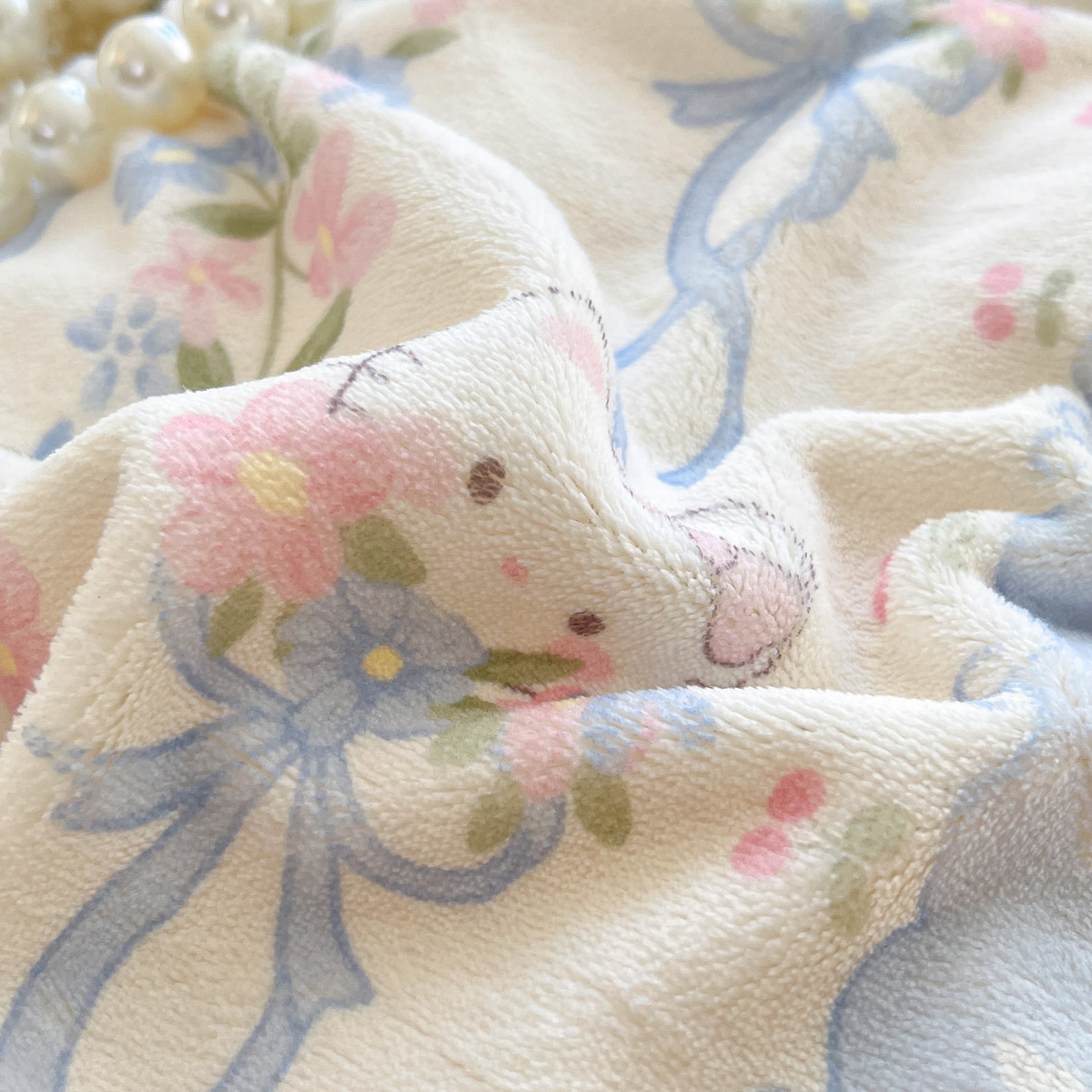 91家纺网 家纺一手货源 找家纺 慕澄家居 2025新款花边款牛奶绒印花四件套 花边款-蓝条凯蒂