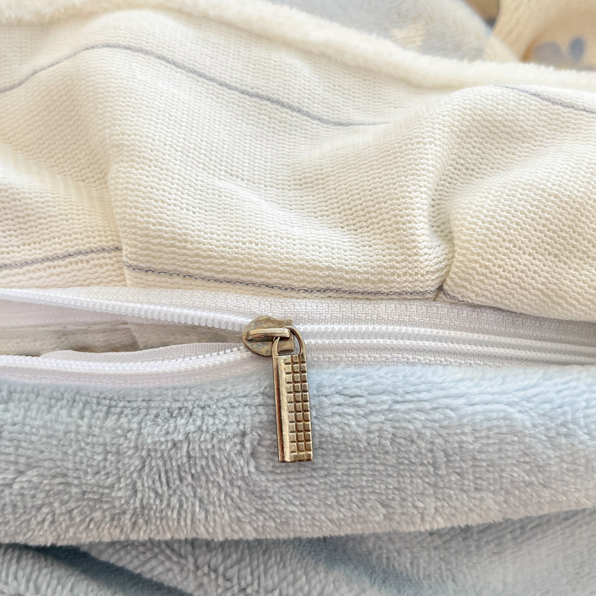 91家纺网 家纺一手货源 找家纺 慕澄家居 2025新款花边款牛奶绒印花四件套 花边款-蓝条凯蒂