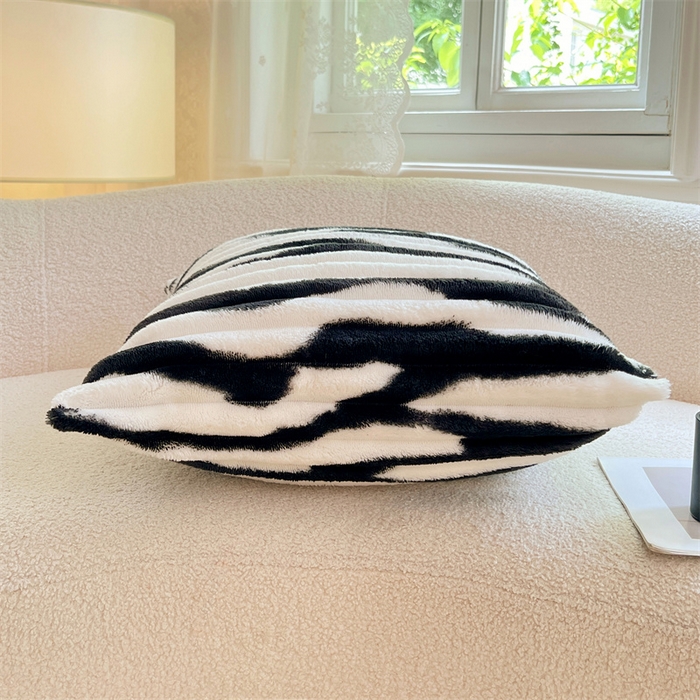 91家纺网 家纺一手货源 找家纺 圣比熊 2025新款法莱绒抱枕套法兰绒枕套宿舍枕芯套兔毛绒枕头套-抽条 法莱绒抽条-梦幻墨白