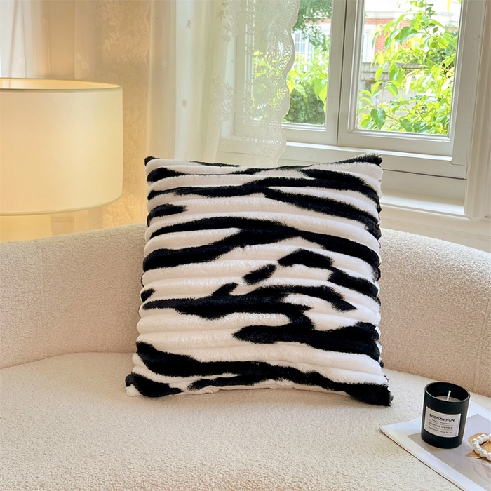 91家纺网 家纺一手货源 找家纺 圣比熊 2025新款法莱绒抱枕套法兰绒枕套宿舍枕芯套兔毛绒枕头套-抽条 法莱绒抽条-梦幻墨白