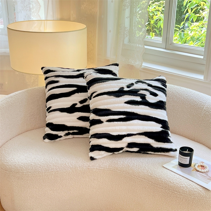 91家纺网 家纺一手货源 找家纺 圣比熊 2025新款法莱绒抱枕套法兰绒枕套宿舍枕芯套兔毛绒枕头套-抽条 法莱绒抽条-梦幻墨白