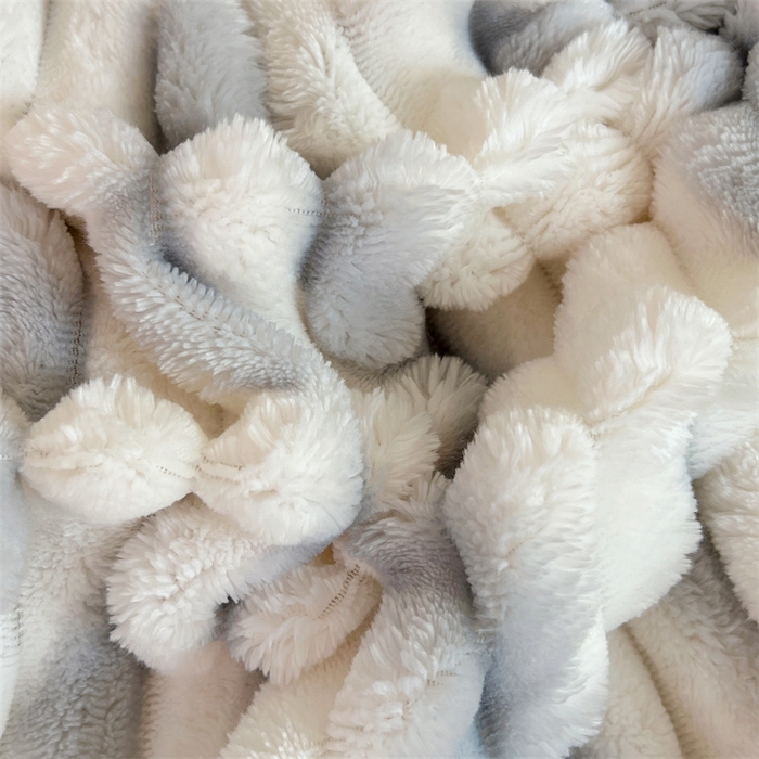 91家纺网 家纺一手货源 找家纺 圣比熊 2025新款法莱绒抱枕套法兰绒枕套宿舍枕芯套兔毛绒枕头套-抽条 法莱绒抽条-梦幻浅灰