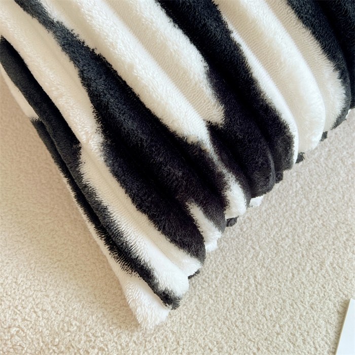 91家纺网 家纺一手货源 找家纺 圣比熊 2025新款法莱绒抱枕套法兰绒枕套宿舍枕芯套兔毛绒枕头套-抽条 法莱绒抽条-梦幻墨白