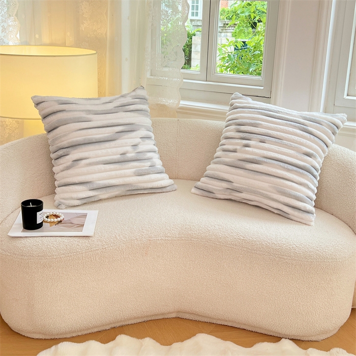 91家纺网 家纺一手货源 找家纺 圣比熊 2025新款法莱绒抱枕套法兰绒枕套宿舍枕芯套兔毛绒枕头套-抽条 法莱绒抽条-梦幻浅灰