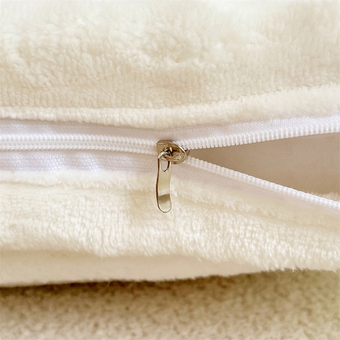 91家纺网 家纺一手货源 找家纺 圣比熊 2025新款法莱绒抱枕套法兰绒枕套宿舍枕芯套兔毛绒枕头套-抽条 法莱绒抽条-晨曦白