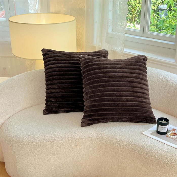 91家纺网 家纺一手货源 找家纺 圣比熊 2025新款法莱绒抱枕套法兰绒枕套宿舍枕芯套兔毛绒枕头套-抽条 法莱绒抽条-咖啡色