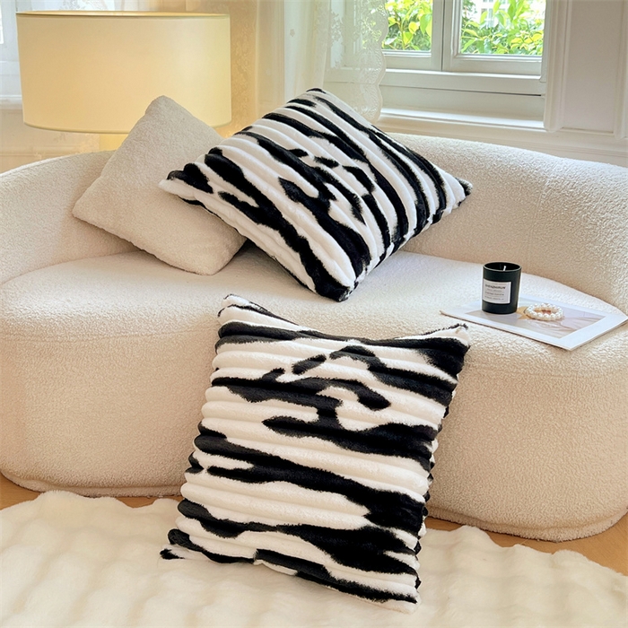 91家纺网 家纺一手货源 找家纺 圣比熊 2025新款法莱绒抱枕套法兰绒枕套宿舍枕芯套兔毛绒枕头套-抽条 法莱绒抽条-梦幻墨白