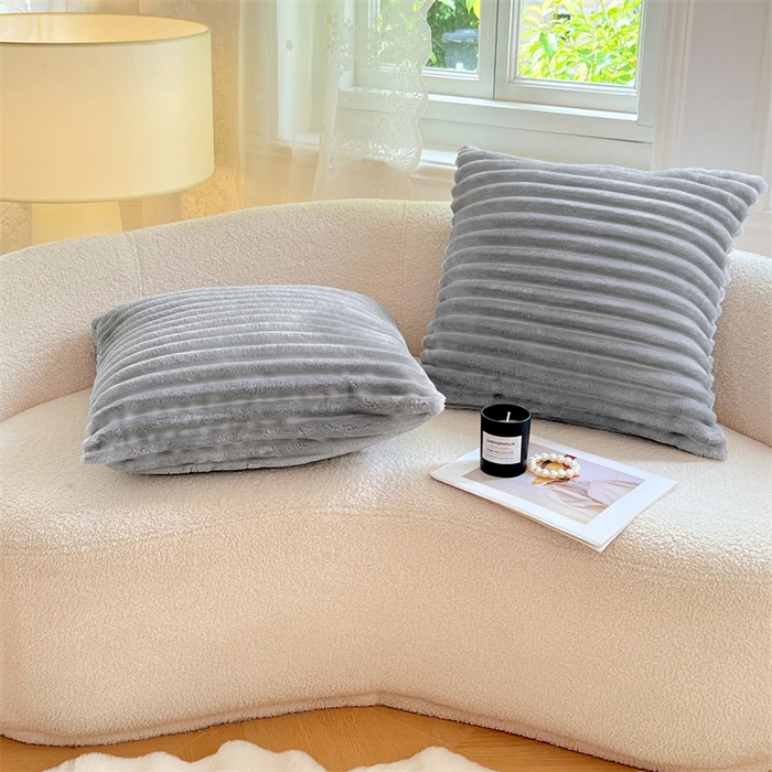 91家纺网 家纺一手货源 找家纺 圣比熊 2025新款法莱绒抱枕套法兰绒枕套宿舍枕芯套兔毛绒枕头套-抽条 法莱绒抽条-烟雨灰