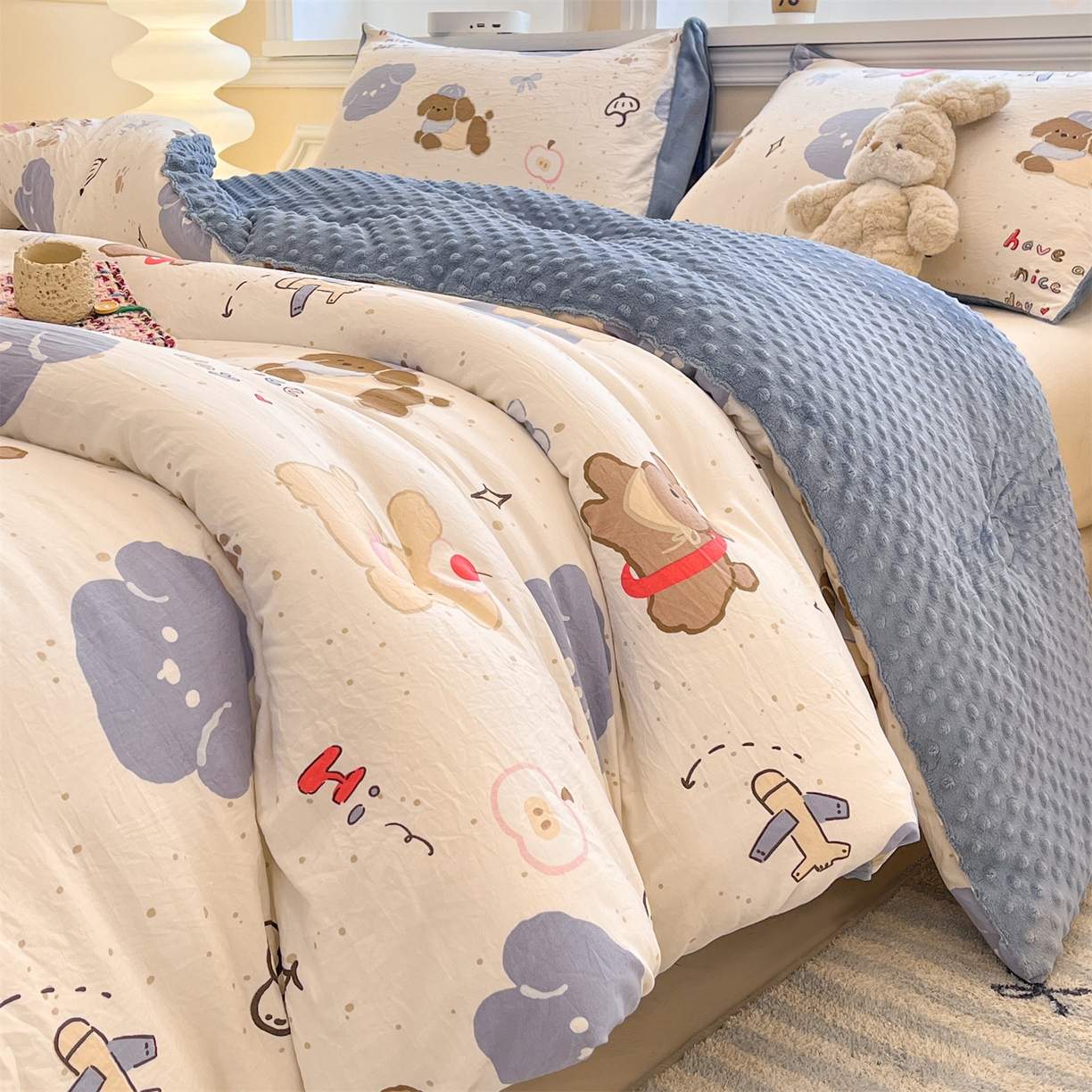 91家纺网 家纺一手货源 找家纺 盛秋家纺 2025新款A类水洗棉水晶绒豆豆被被子被芯 开心乐园+月光蓝