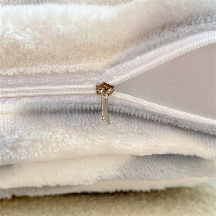 91家纺网 家纺一手货源 找家纺 圣比熊 2025新款法莱绒抱枕套法兰绒枕套宿舍枕芯套兔毛绒枕头套-抽条 法莱绒抽条-梦幻浅灰