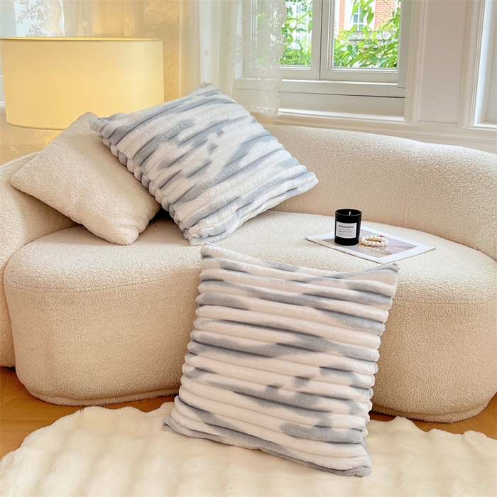 91家纺网 家纺一手货源 找家纺 圣比熊 2025新款法莱绒抱枕套法兰绒枕套宿舍枕芯套兔毛绒枕头套-抽条 法莱绒抽条-梦幻浅灰