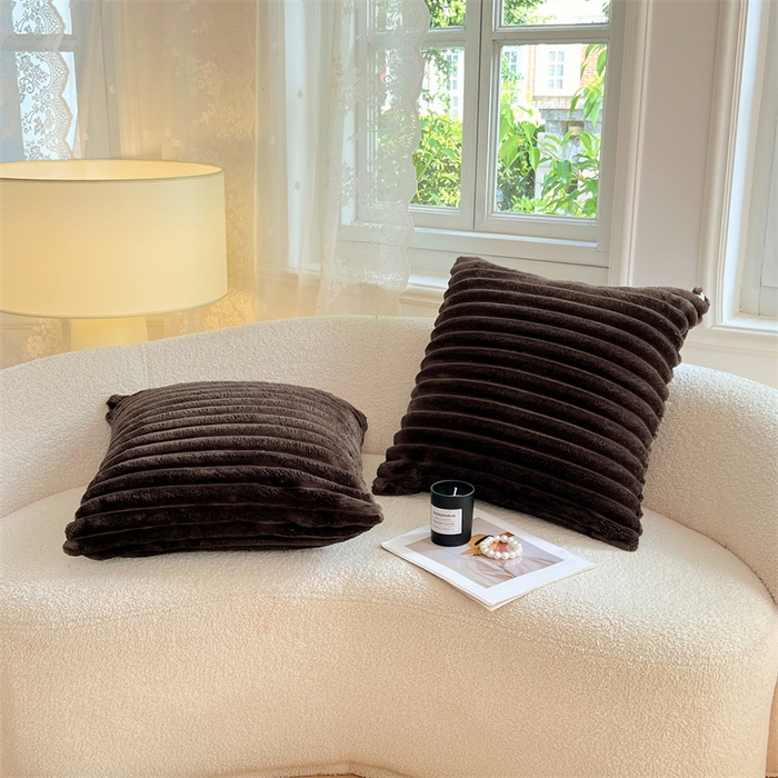 91家纺网 家纺一手货源 找家纺 圣比熊 2025新款法莱绒抱枕套法兰绒枕套宿舍枕芯套兔毛绒枕头套-抽条 法莱绒抽条-咖啡色