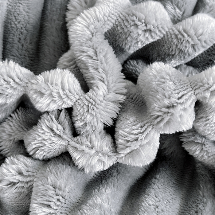 91家纺网 家纺一手货源 找家纺 圣比熊 2025新款法莱绒抱枕套法兰绒枕套宿舍枕芯套兔毛绒枕头套-抽条 法莱绒抽条-烟雨灰