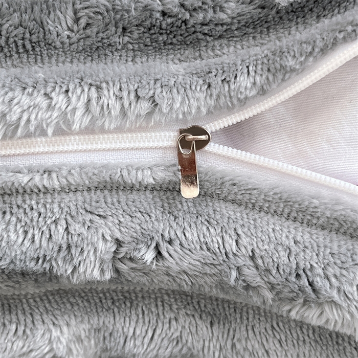 91家纺网 家纺一手货源 找家纺 圣比熊 2025新款法莱绒抱枕套法兰绒枕套宿舍枕芯套兔毛绒枕头套-抽条 法莱绒抽条-烟雨灰