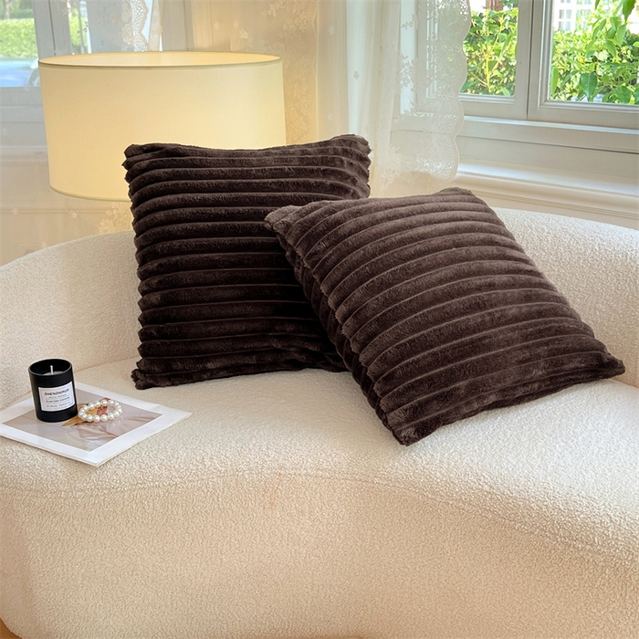 91家纺网 家纺一手货源 找家纺 圣比熊 2025新款法莱绒抱枕套法兰绒枕套宿舍枕芯套兔毛绒枕头套-抽条 法莱绒抽条-咖啡色