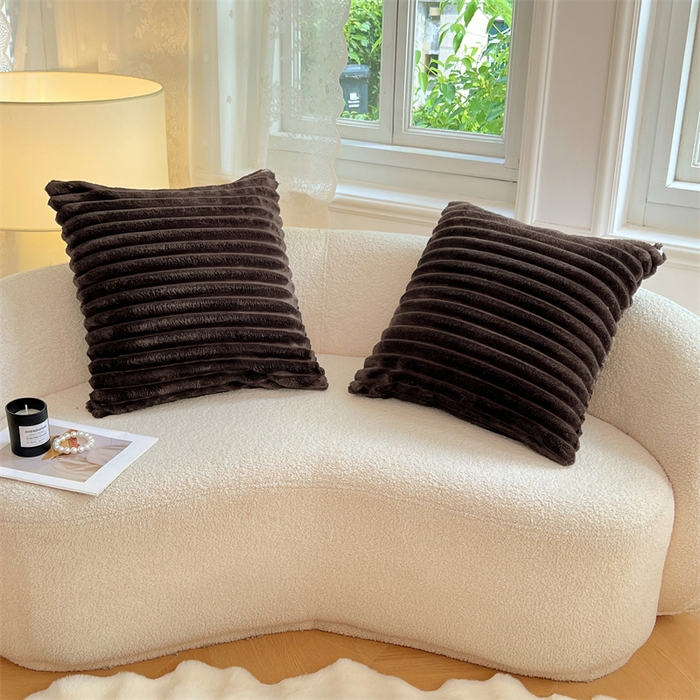 91家纺网 家纺一手货源 找家纺 圣比熊 2025新款法莱绒抱枕套法兰绒枕套宿舍枕芯套兔毛绒枕头套-抽条 法莱绒抽条-咖啡色