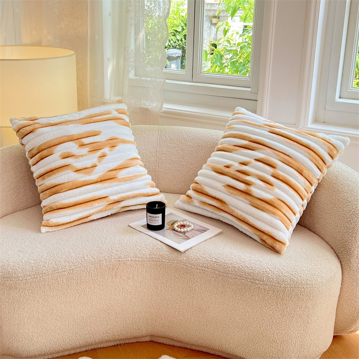 91家纺网 家纺一手货源 找家纺 圣比熊 2025新款法莱绒抱枕套法兰绒枕套宿舍枕芯套兔毛绒枕头套-抽条 法莱绒抽条-梦幻奶咖