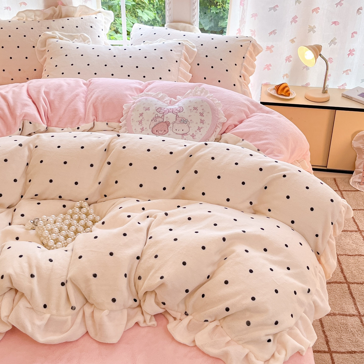 91家纺网 家纺一手货源 找家纺 慕澄家居 2025新款花边款牛奶绒印花四件套 花边款-浪漫波点