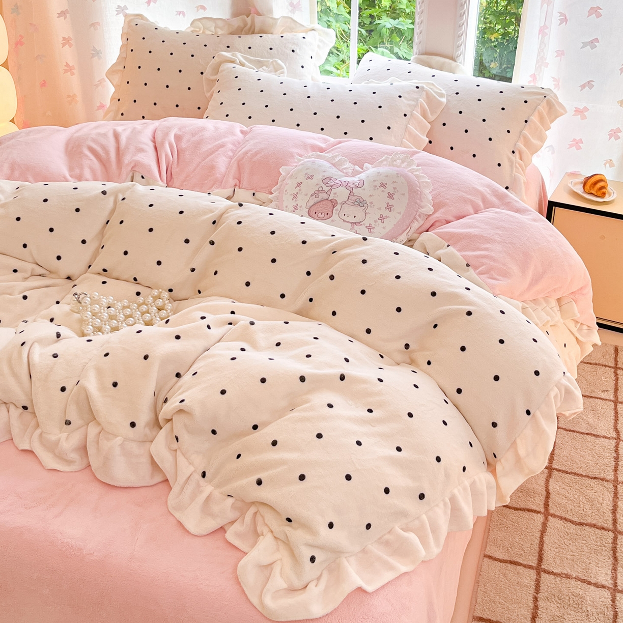 91家纺网 家纺一手货源 找家纺 慕澄家居 2025新款花边款牛奶绒印花四件套 花边款-浪漫波点