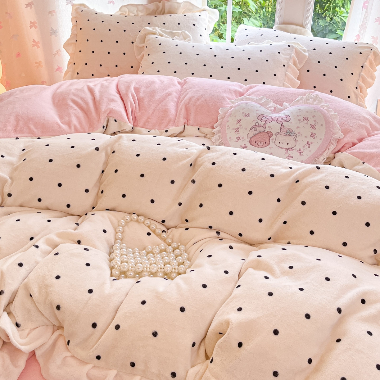 91家纺网 家纺一手货源 找家纺 慕澄家居 2025新款花边款牛奶绒印花四件套 花边款-浪漫波点