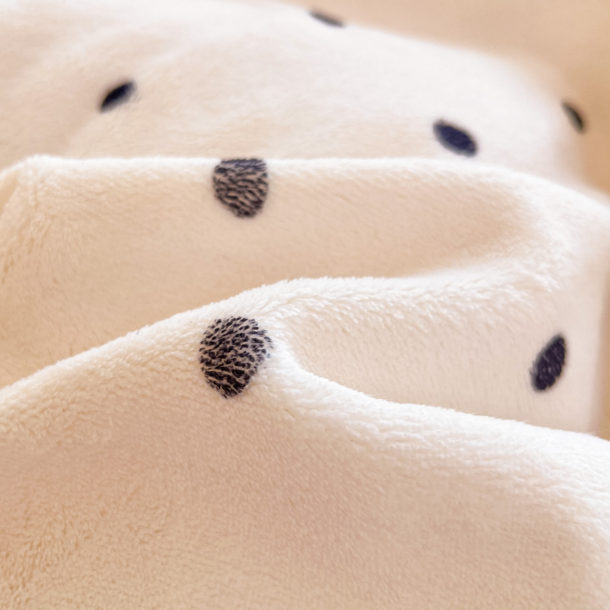 91家纺网 家纺一手货源 找家纺 慕澄家居 2025新款花边款牛奶绒印花四件套 花边款-浪漫波点