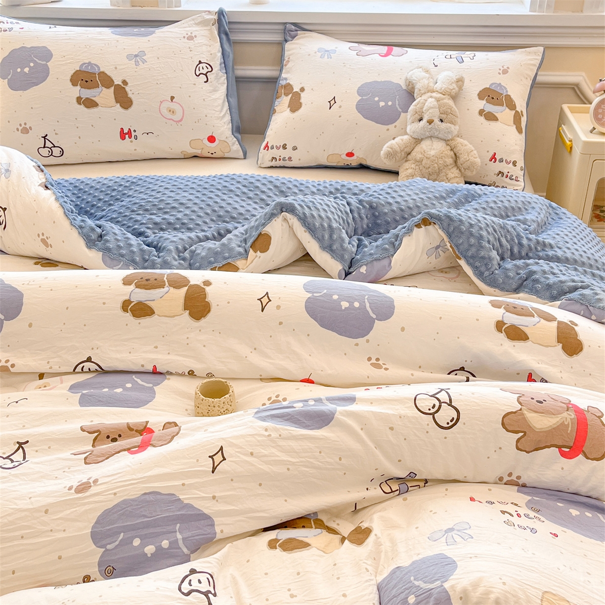 91家纺网 家纺一手货源 找家纺 盛秋家纺 2025新款A类水洗棉水晶绒豆豆被被子被芯 开心乐园+月光蓝