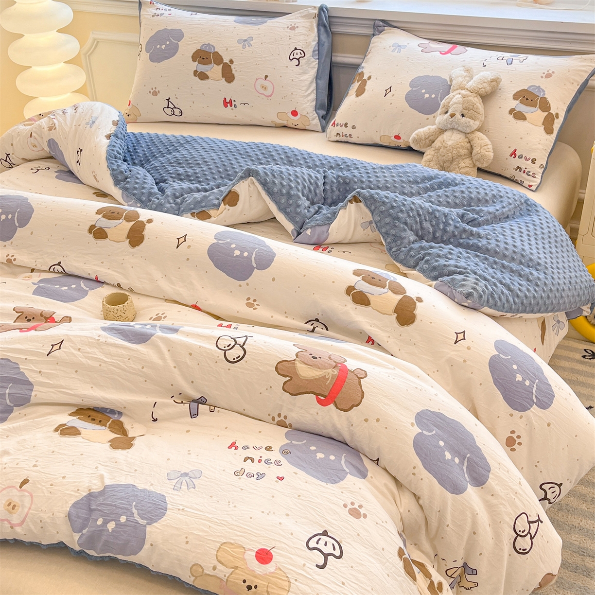 91家纺网 家纺一手货源 找家纺 盛秋家纺 2025新款A类水洗棉水晶绒豆豆被被子被芯 开心乐园+月光蓝