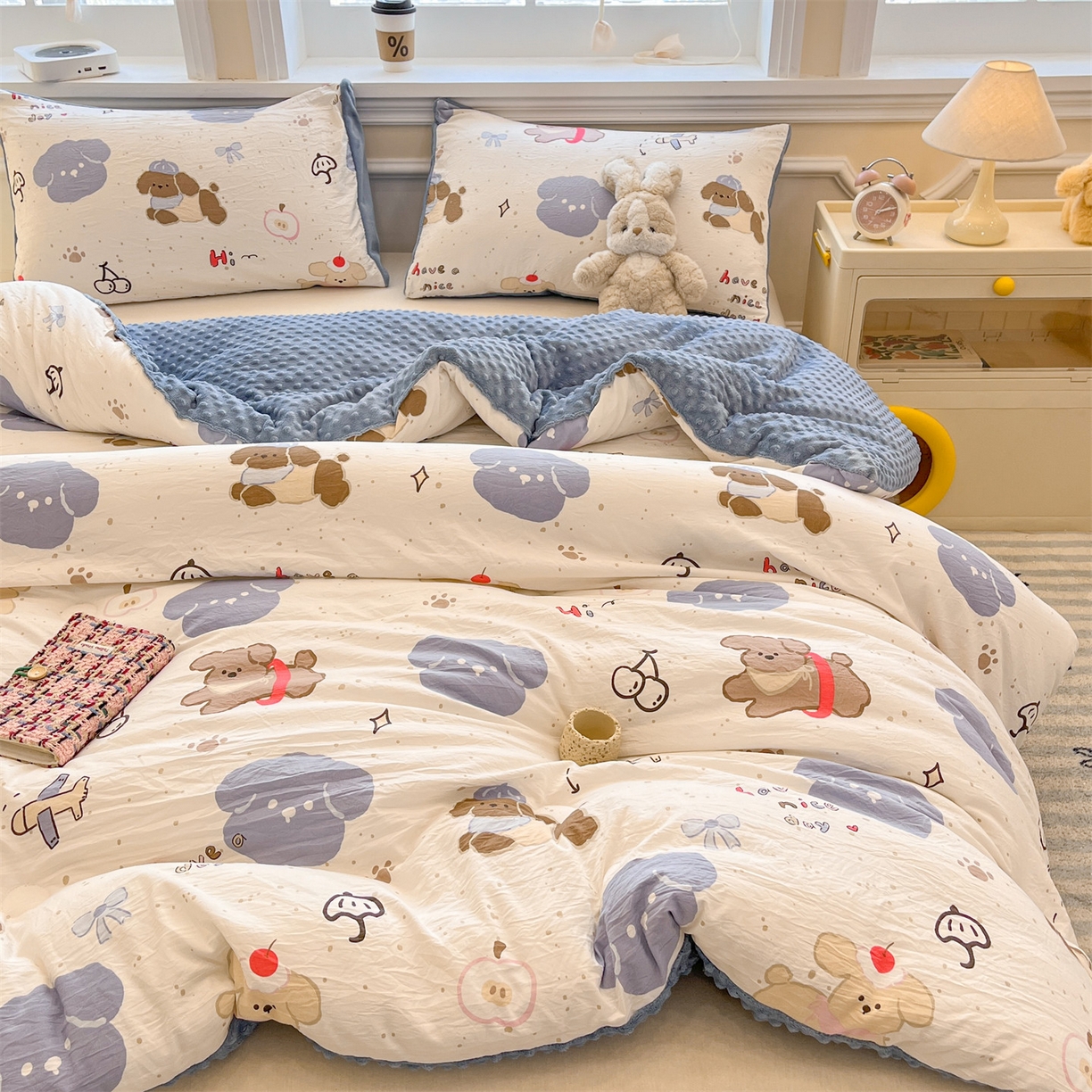 91家纺网 家纺一手货源 找家纺 盛秋家纺 2025新款A类水洗棉水晶绒豆豆被被子被芯 开心乐园+月光蓝