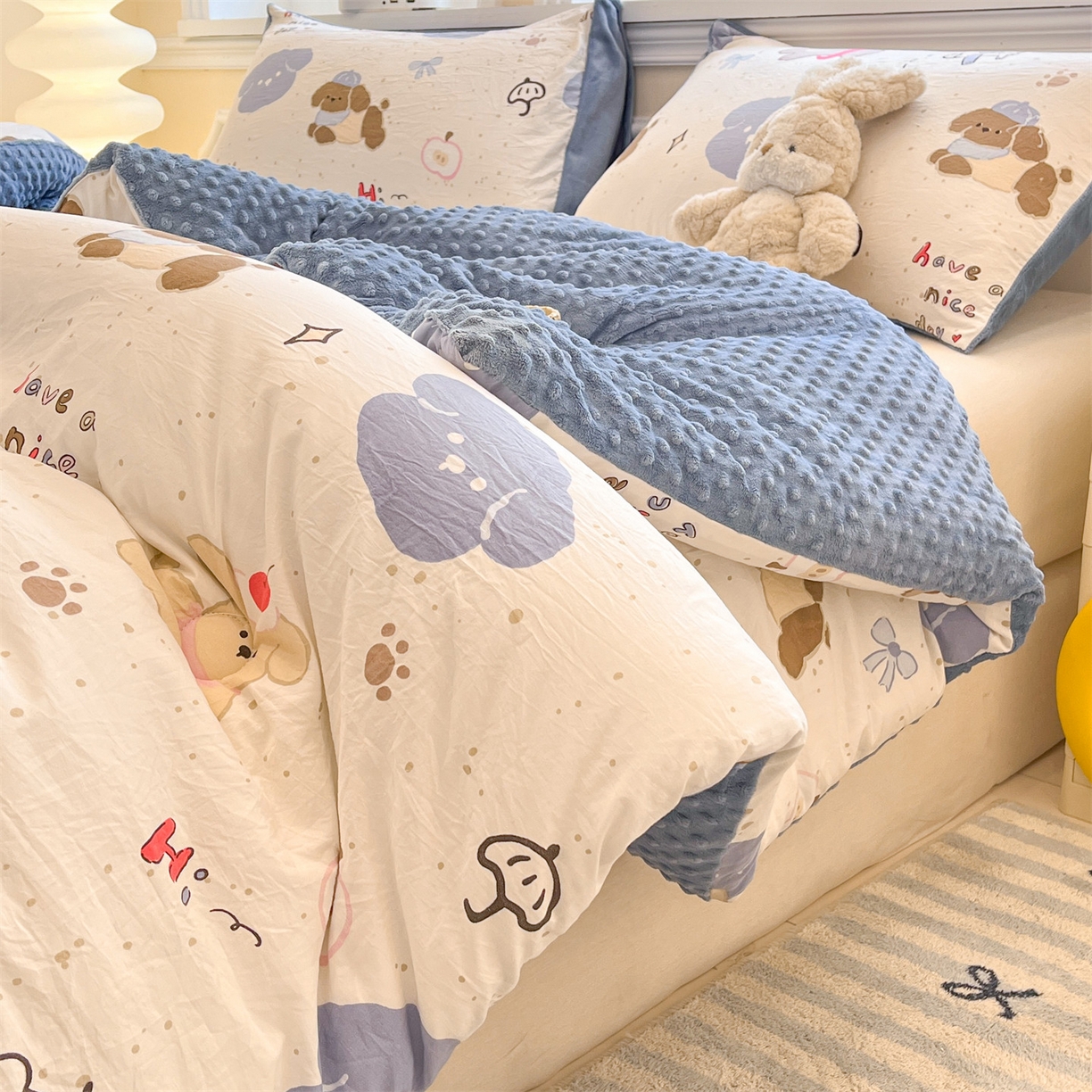 91家纺网 家纺一手货源 找家纺 盛秋家纺 2025新款A类水洗棉水晶绒豆豆被被子被芯 开心乐园+月光蓝