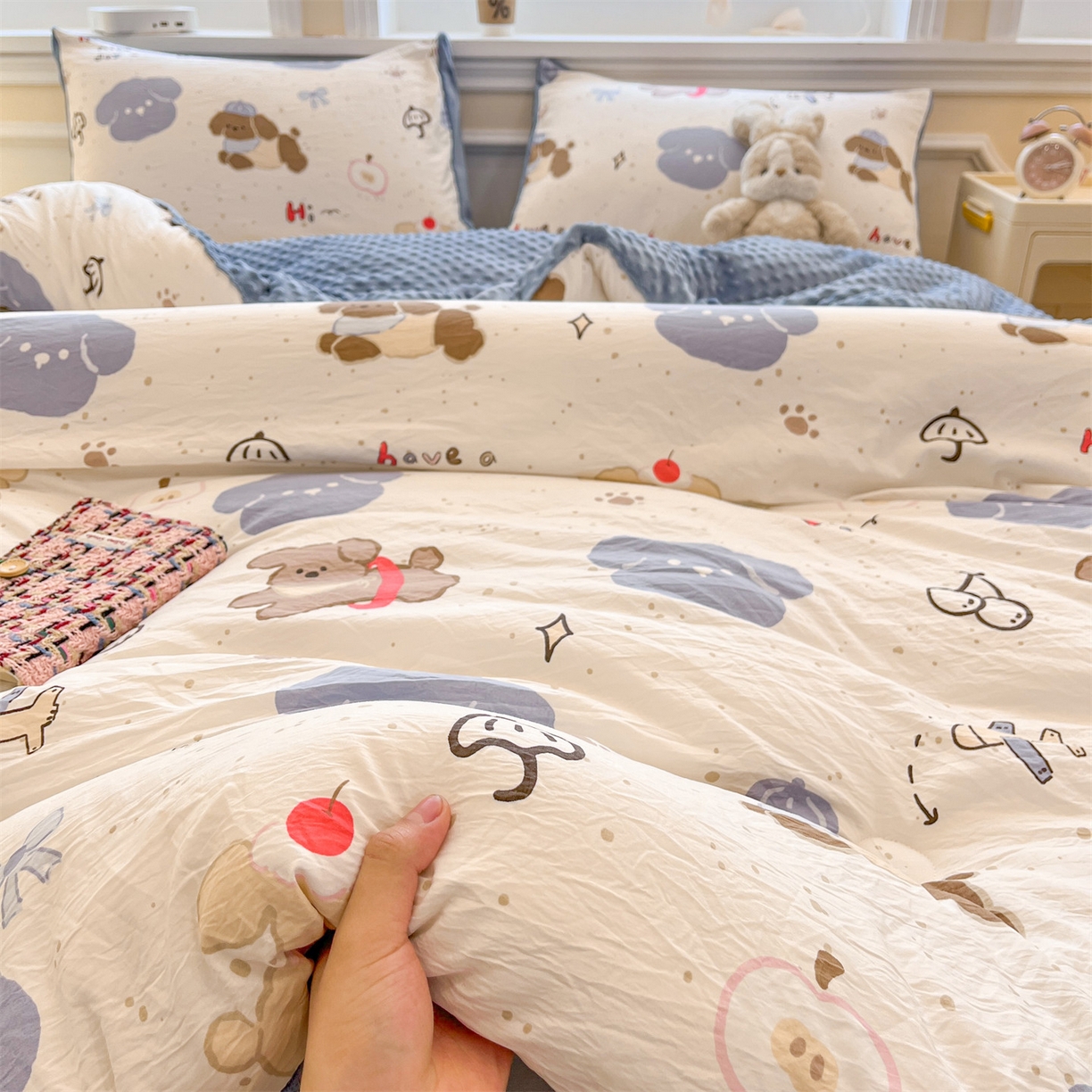 91家纺网 家纺一手货源 找家纺 盛秋家纺 2025新款A类水洗棉水晶绒豆豆被被子被芯 开心乐园+月光蓝